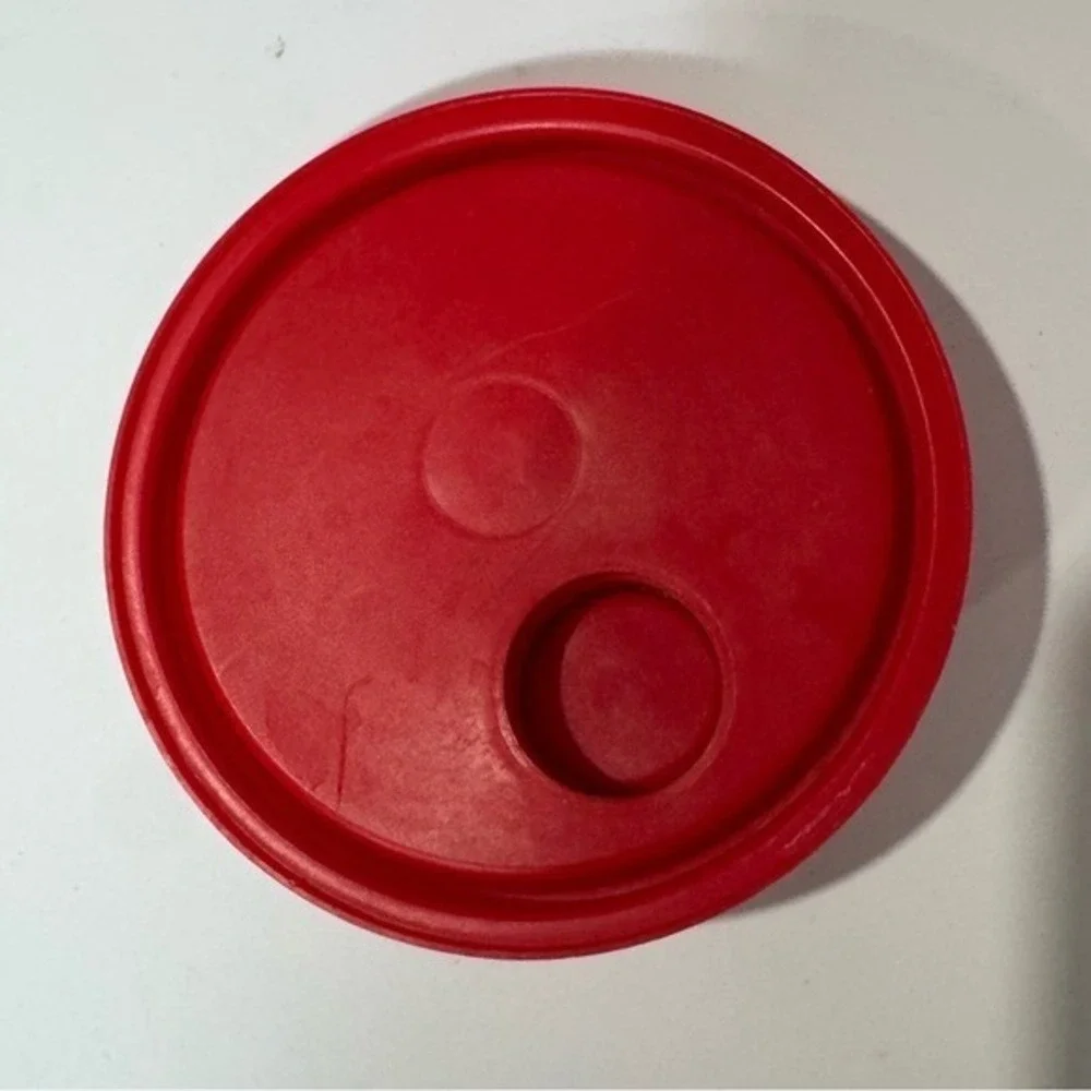 Rubbermaid Storage Container Lid pouring 9.5